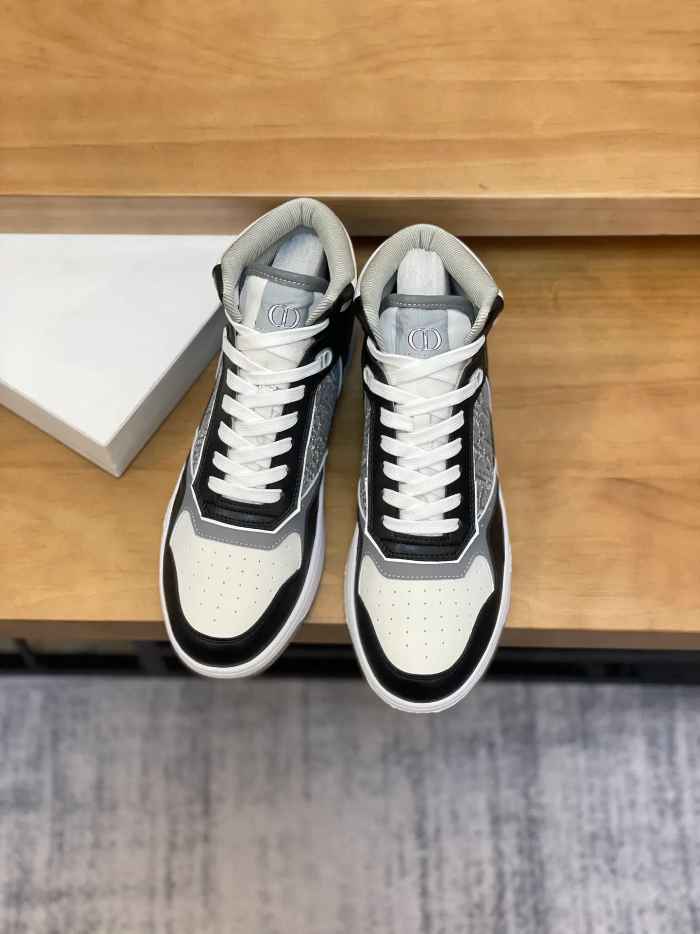 Men's shoes: 💰P460¥ Product trademark: Dior* "Dior*" high-top casual shoes Regular size: 38-44 (can be customized to 45.46) Product materials: Upper imported cowhide stitched with original fabric, breathable lining, original outsole. Number: 1006